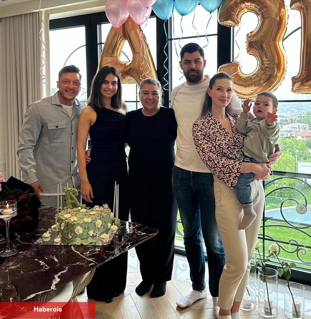 Mesut Özil'den romantik jest! Amine Gülşe'nin doğum gününde...