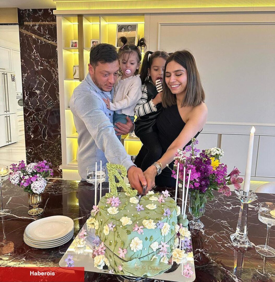 Mesut Özil'den romantik jest! Amine Gülşe'nin doğum gününde...