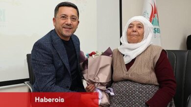 Nevşehir Belediye si tarafından Anneler Günü dolayısıyla düzenlenen programda Elmas Arı, Nevşehir Belediye Başkanı olan oğlu Rasim Arı'yı anlattı