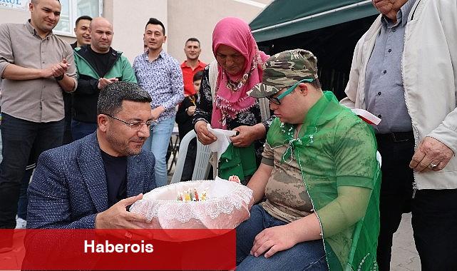 Nevşehir'de down sendromlu Yusuf Tosun için temsili asker eğlencesi düzenlendi. Eğlence programında, gence asker kınasını Belediye Başkanı Rasim Arı yaktı - Haberois Nevşehir'de down sendromlu Yusuf Tosun için temsili asker eğlencesi düzenlendi. Eğlence programında, gence asker kınasını Belediye Başkanı Rasim Arı yaktı