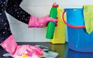 Paklık yaparken zehirlenmeyin: Çamaşır suyu tehlikesi