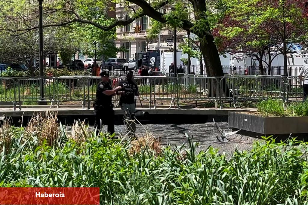 Polis, Adliye Dışında Trump Karşıtı Protestocuları Tutukladı