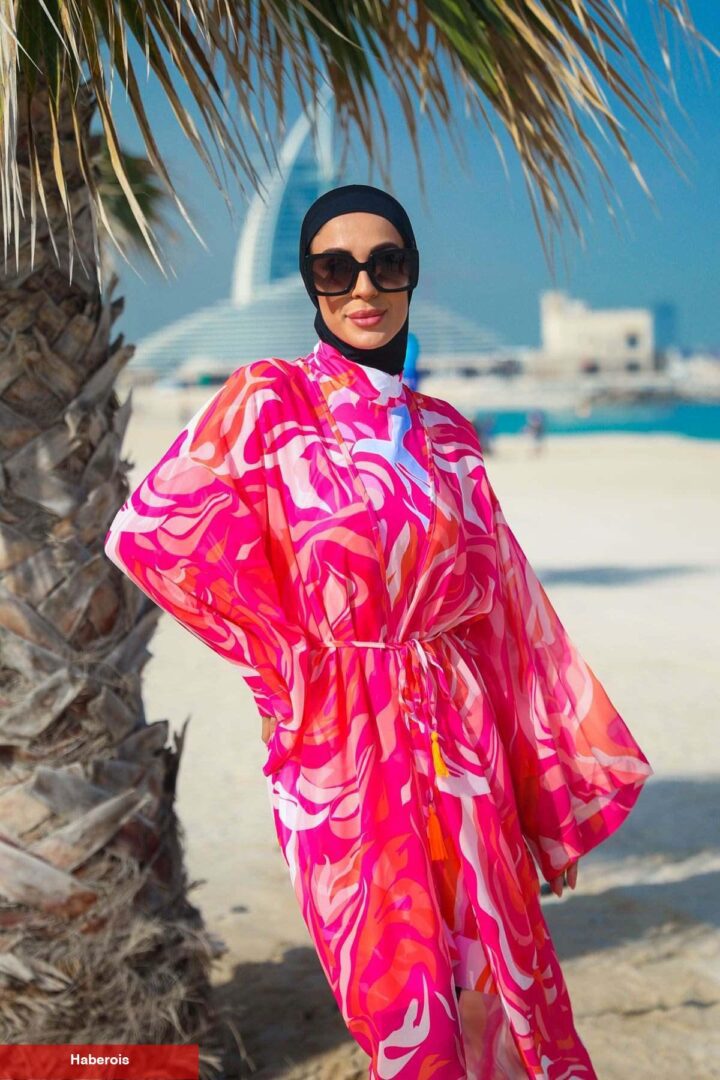 Tesettür mayo defilesinde Halima Aden rüzgarı! Koleksiyonu bu türlü tanıttı
