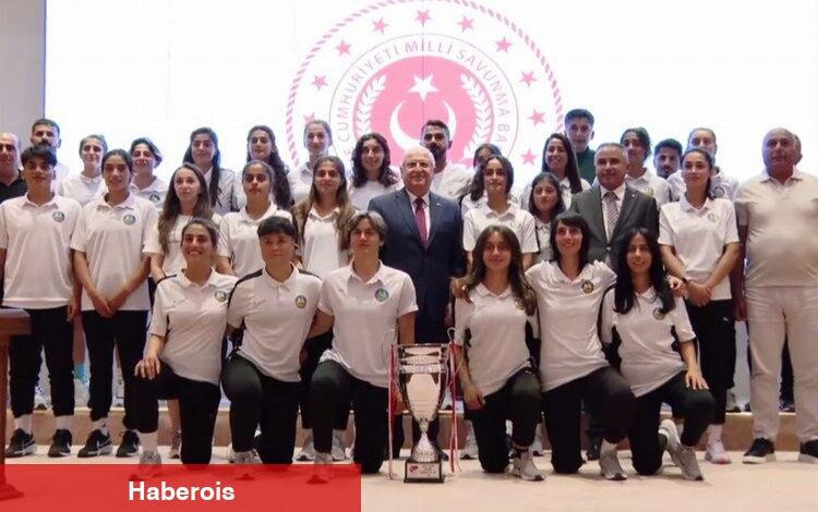 Yüksekovalı şampiyon kadın futbolcular MSB'de - Haberois Yüksekovalı şampiyon kadın futbolcular MSB'de