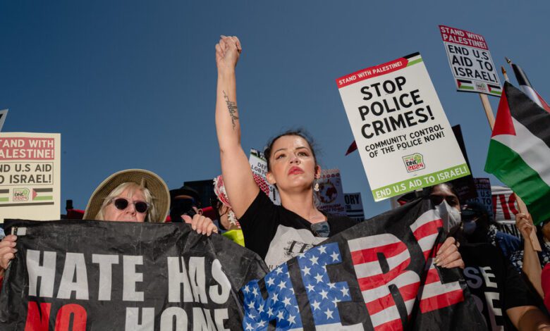 Demokrat Parti Kongresi'nin Açılış Gününde Chicago'da Protestocular Toplandı