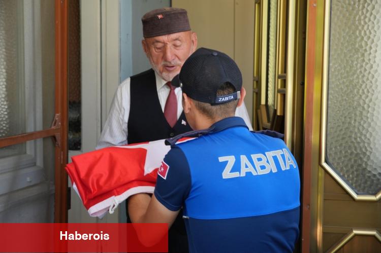 Düzce'de Adem Amca'nın bayrak sevgisi