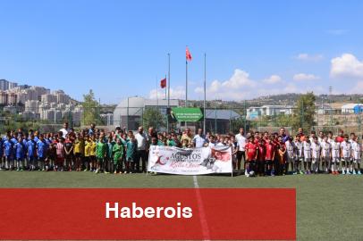 İzmit'te Zafer Bayramı Futbol Turnuvasında minikler sahne aldı