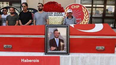 Osmangazi Belediye Meclis Üyesi Feyyaz Alptuğ Memişoğulları, Osmangazi Belediyesi önünde düzenlenenin törenin ardından Yıldırım Bayezid Camii'nde kılınan cenaze namazı ile son yolculuğuna uğurlandı