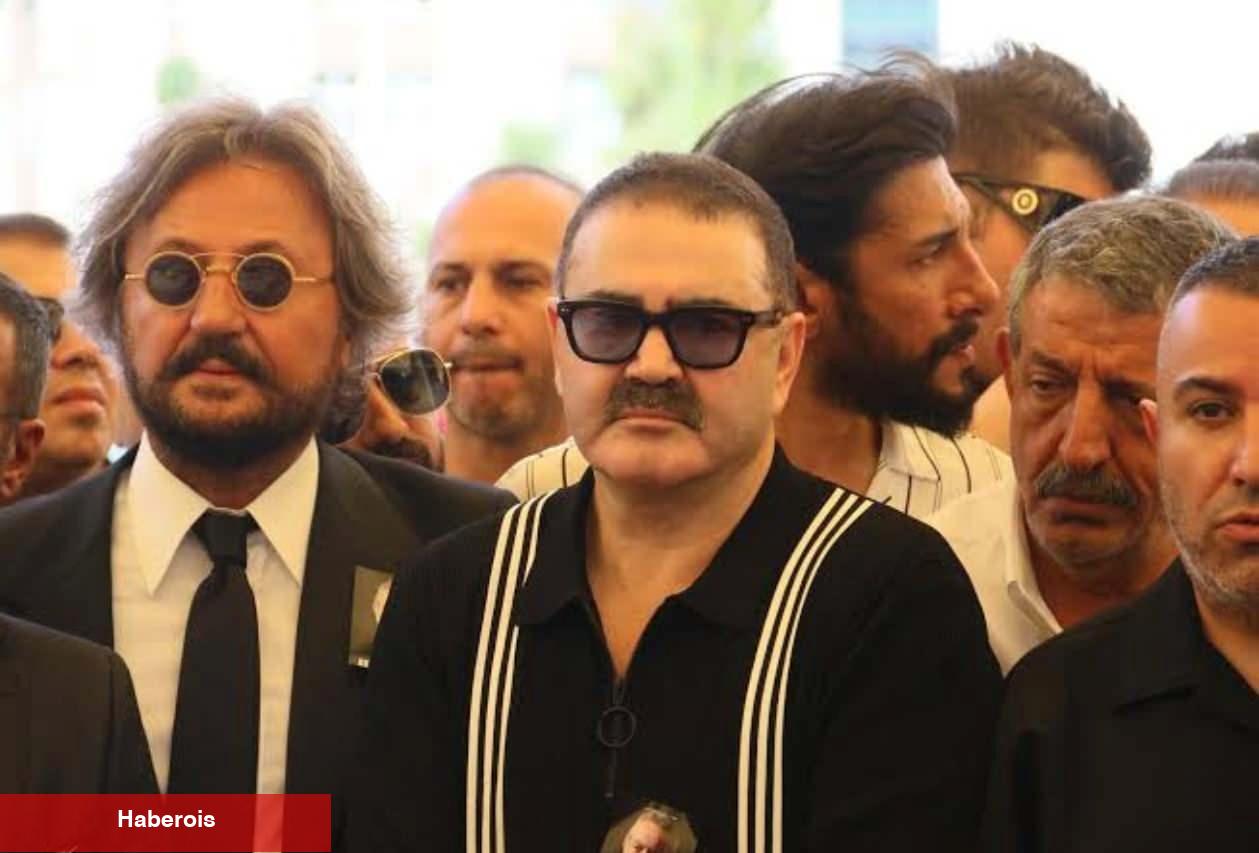Şafak Sezer öfkeden mecnuna döndü! Aydemir Akbaş'ın cenazesinde kaos çıktı