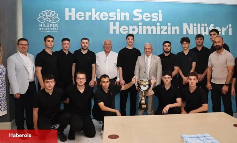 Şampiyonluk sevincini Başkan Özdemir’le paylaştılar - Haberois Şampiyonluk sevincini Başkan Özdemir’le paylaştılar