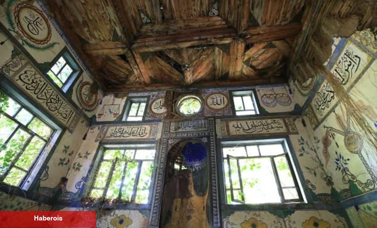 Sarmaşıkların ortasında kalan asırlık cami! Mütevazi yapısı dikkat çekiyor