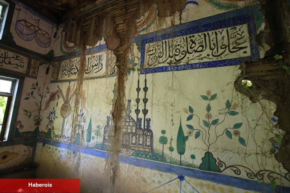 Sarmaşıkların ortasında kalan asırlık cami! Mütevazi yapısı dikkat çekiyor