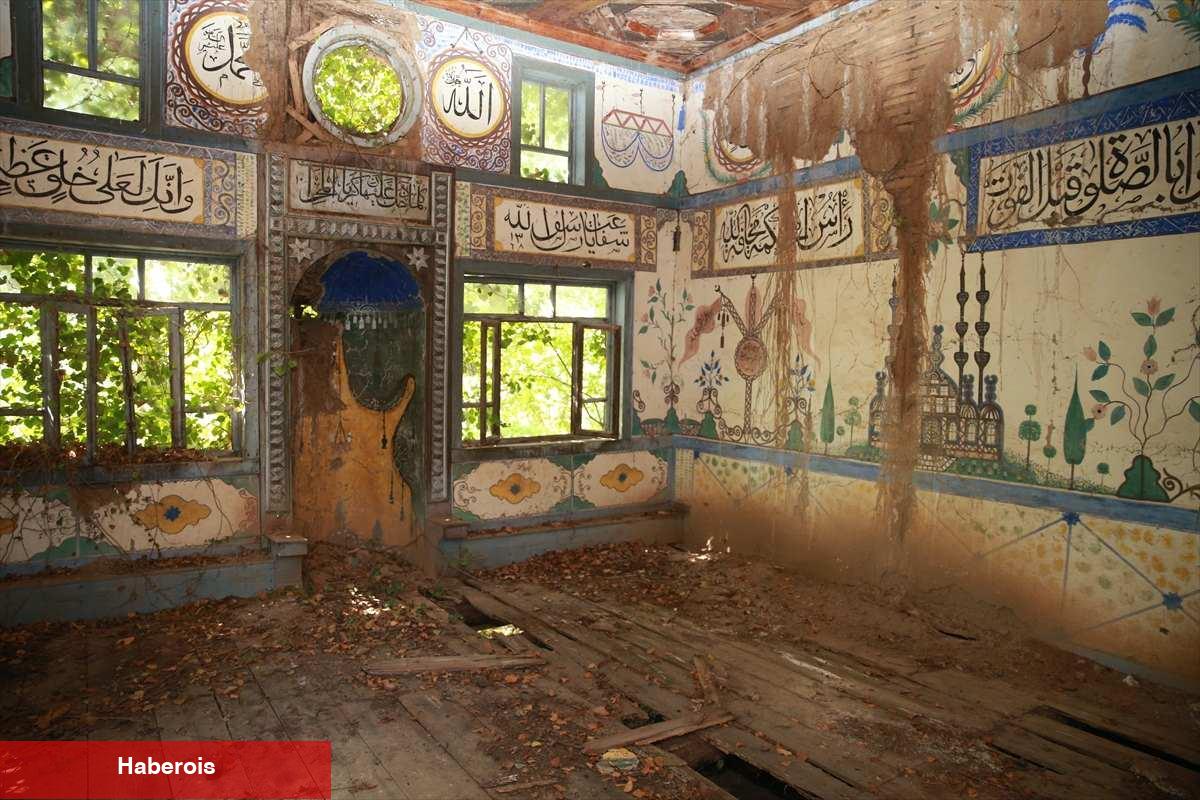 Sarmaşıkların ortasında kalan asırlık cami! Mütevazi yapısı dikkat çekiyor