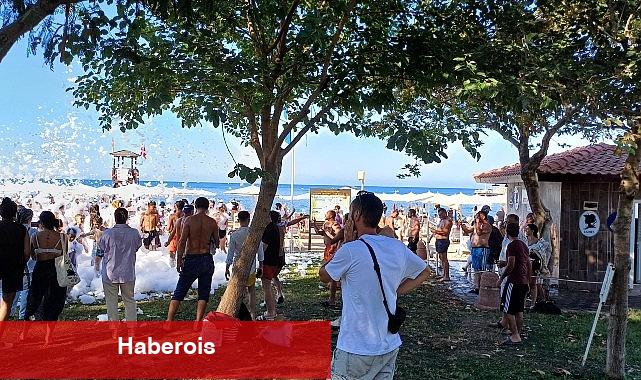 Tatilciler köpük partisinde eğlendi - Haberois Tatilciler köpük partisinde eğlendi