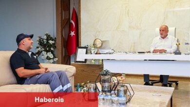 Başkan İbrahim Sandıkçı'dan Yağmura Aldırış Etmeden Çalışan İşçiye Ödül
