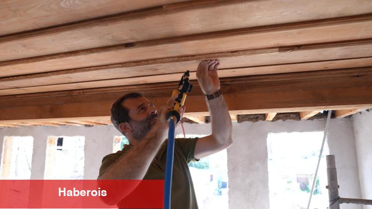 Bursa Gürsu'da Başkan Işık kütüphane inşaatında çalışıyor! Hem denetledi, hem çalıştı