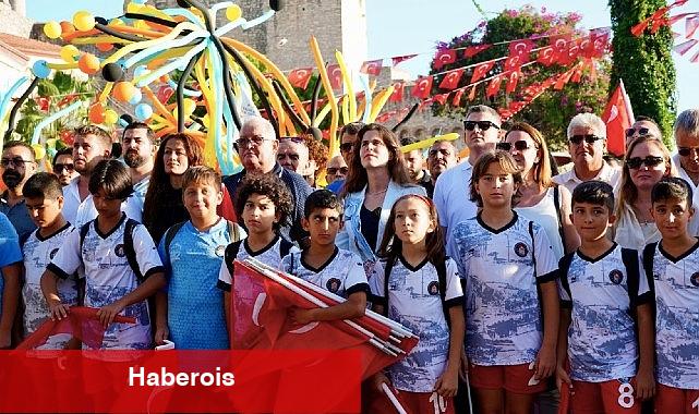 Çeşme Festivali, "90'larda Çeşme" teması ile başladı! - Haberois Çeşme Festivali, "90'larda Çeşme" teması ile başladı!