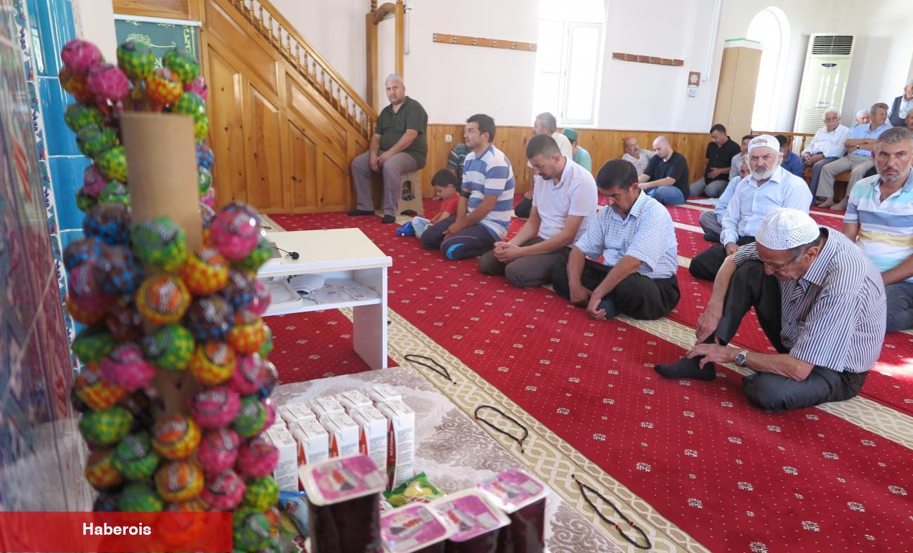 İmam, mescitte oluşturduğu ikram köşesi ile çocukları sevindiriyor!