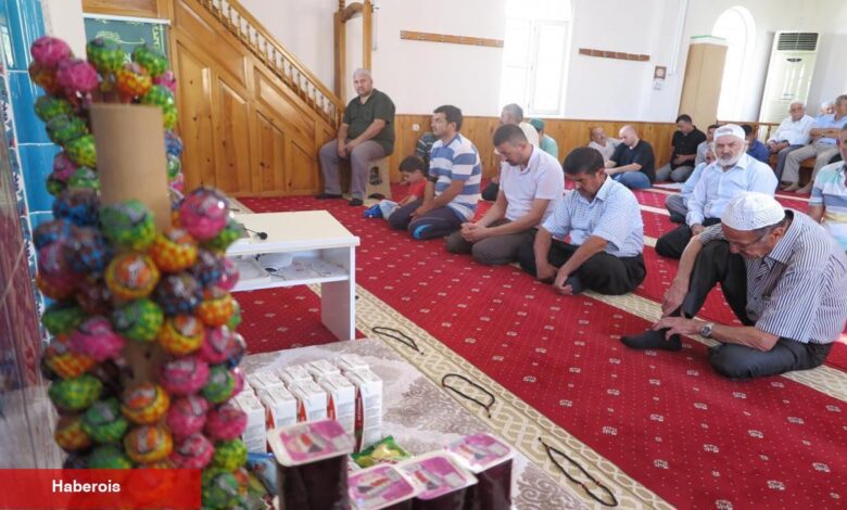 İmam, mescitte oluşturduğu ikram köşesi ile çocukları sevindiriyor! - Haberois İmam, mescitte oluşturduğu ikram köşesi ile çocukları sevindiriyor!