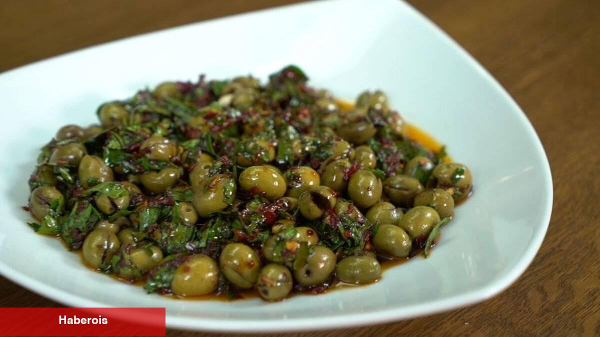 Kahvaltınıza renk katacak: Zahterli ekşili zeytin salatası - Haberois Kahvaltınıza renk katacak: Zahterli ekşili zeytin salatası