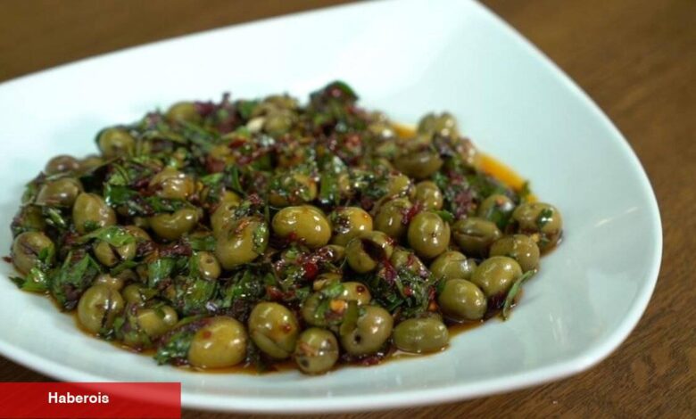 Kahvaltınıza renk katacak: Zahterli ekşili zeytin salatası