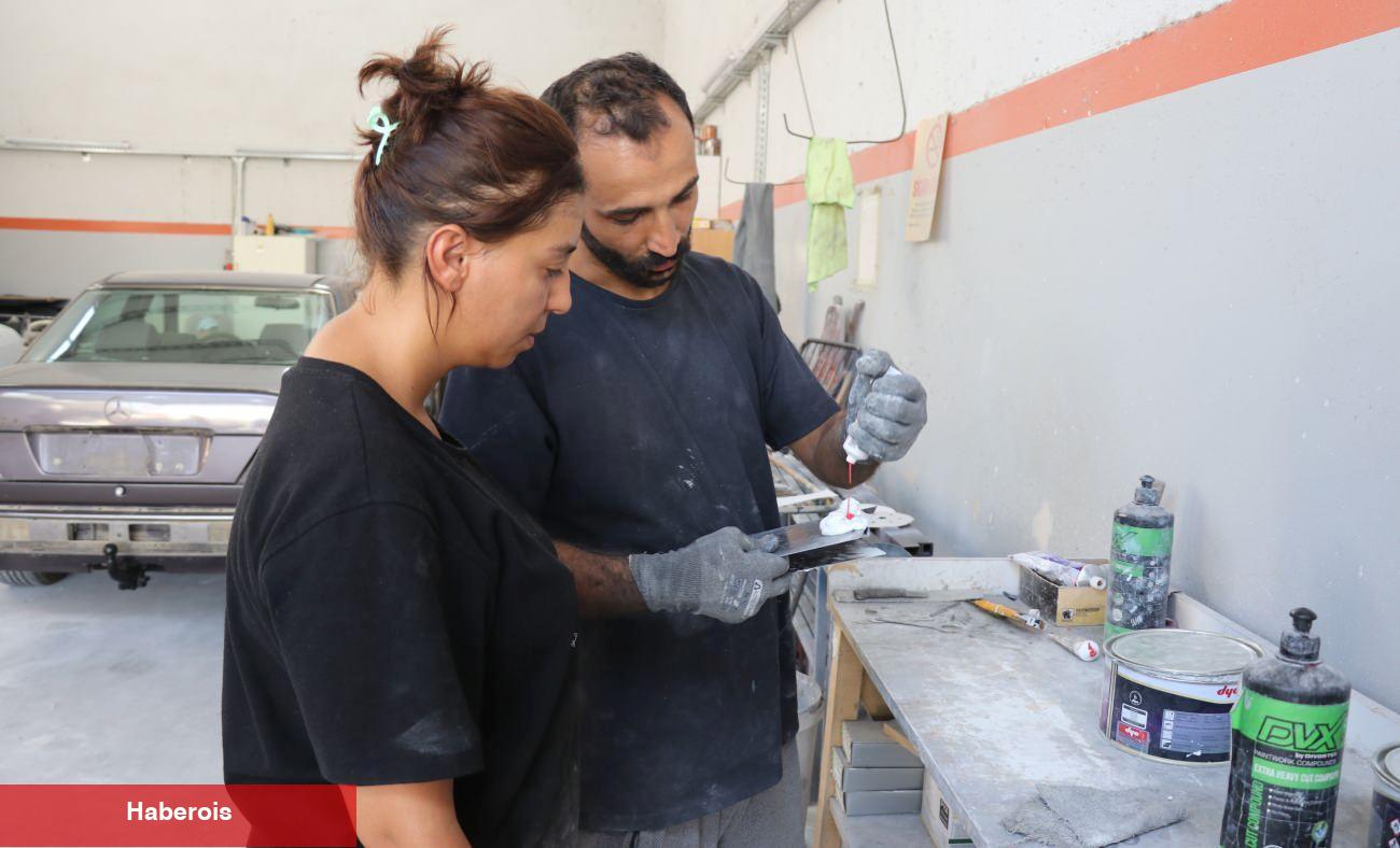Kaporta tamirine giden bayan usta görüyor! Sarsıntıdan sonra bu mesleği öğrendi