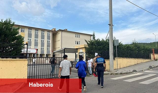 Kocaeli Büyükşehir Belediyesi Zabıtası, KPSS'ye girecek olan öğrencilere yardımcı oldu - Haberois Kocaeli Büyükşehir Belediyesi Zabıtası, KPSS'ye girecek olan öğrencilere yardımcı oldu