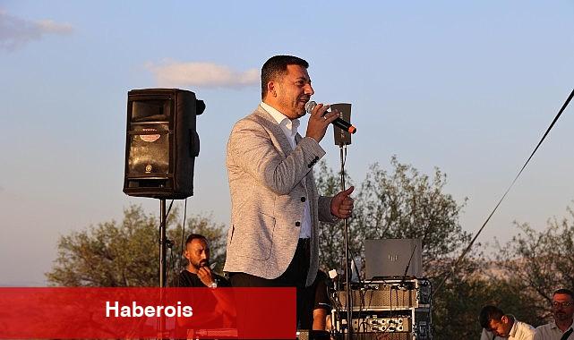 Nevşehir Belediye Başkanı Rasim Arı, Ürgüp ilçesinde düzenlenen "52. Uluslararası Ürgüp Bağ Bozumu Festivali" programına katıldı. - Haberois Nevşehir Belediye Başkanı Rasim Arı, Ürgüp ilçesinde düzenlenen "52. Uluslararası Ürgüp Bağ Bozumu Festivali" programına katıldı.