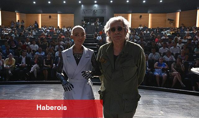 Okan Bayülgen ile Robot Sophia İzmirliler ile bir araya geldi - Haberois Okan Bayülgen ile Robot Sophia İzmirliler ile bir araya geldi