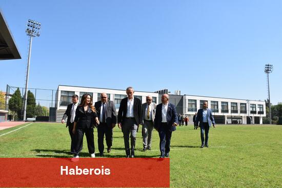 TFF Başkanı Hacıosmanoğlu Manisa FK'nın tesisine girmek için hendekten atladı
