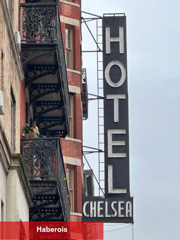 Ünlü Chelsea Oteli Tabelasının Bir Parçasını Satın Alabilirsiniz