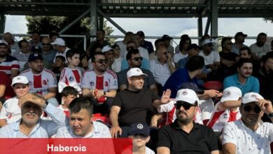 Zelzelede futbolcu çocuklarını kaybeden aileler, birinci maçta ekibi yalnız bırakmadı