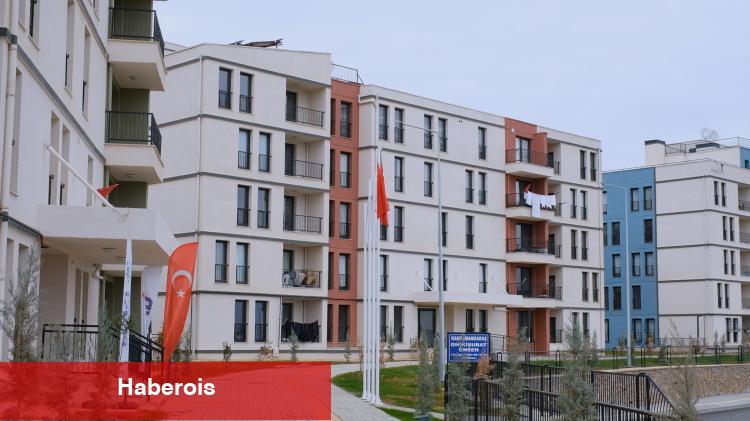 Depremzede aile bayramı yeni evlerinde karşıladı