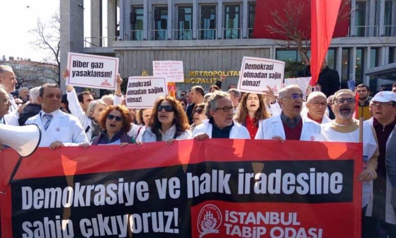 Hekimler ve Sağlık Emekçileri Beyaz Önlükleriyle Saraçhane’ye Yürüdü - Haberois Hekimler ve Sağlık Emekçileri Beyaz Önlükleriyle Saraçhane’ye Yürüdü