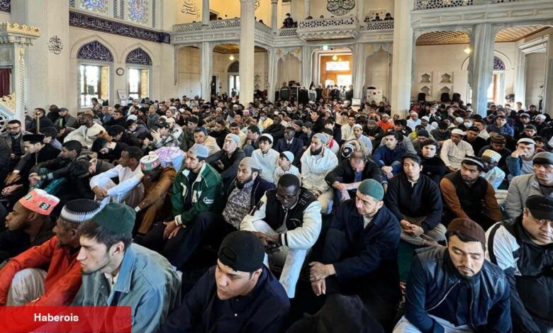 Müslümanlar mescide akın etti! Japonya'da bayram namazı 3 sefer kılındı - Haberois Müslümanlar mescide akın etti! Japonya'da bayram namazı 3 sefer kılındı