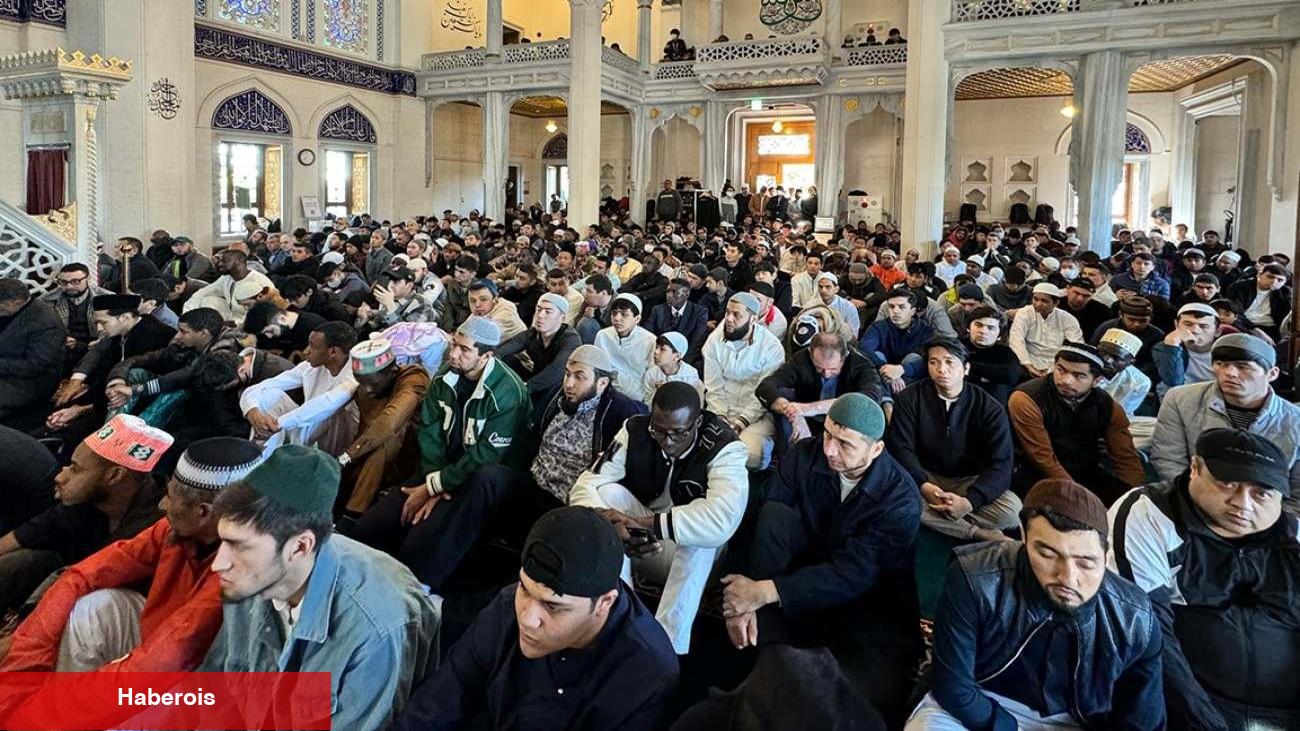Müslümanlar mescide akın etti! Japonya'da bayram namazı 3 sefer kılındı