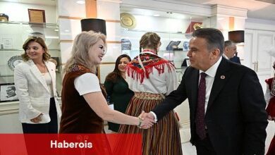 Dünya çocukları Lider Muhittin Böcek'i ziyaret etti