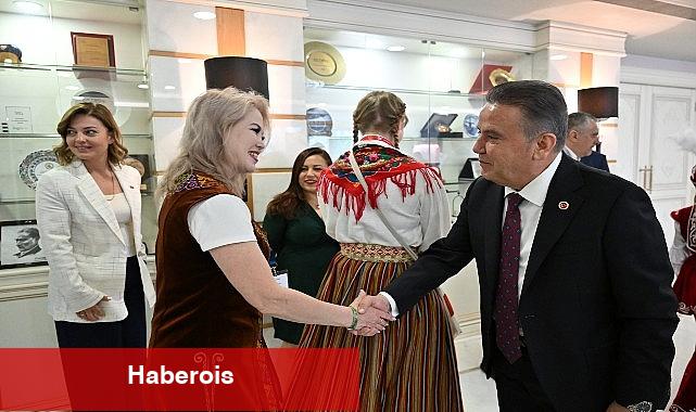 Dünya çocukları Lider Muhittin Böcek'i ziyaret etti - Haberois Dünya çocukları Lider Muhittin Böcek'i ziyaret etti