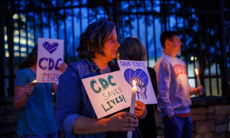 Eleştirmenler, CDC kesintilerinin ülkenin sağlığını geri getirmekle tehdit ettiğini söylüyor - Haberois Eleştirmenler, CDC kesintilerinin ülkenin sağlığını geri getirmekle tehdit ettiğini söylüyor