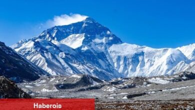 Everest'te şerpalar Khumbu Buz Şelalesi'ni kateden rotadaki ip çizgisinin kurulumunu tamamladı