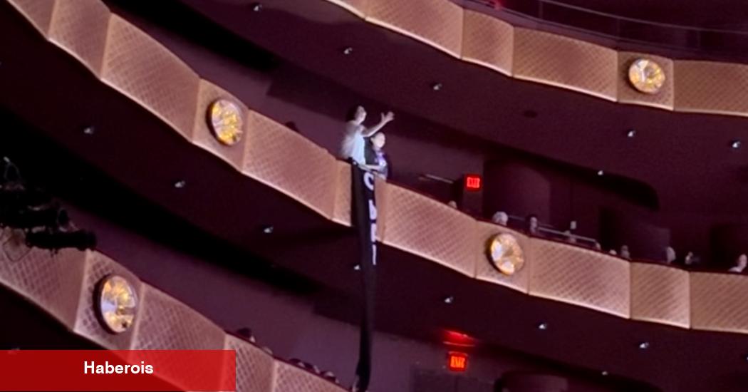 İklim aktivistleri New York City Bale performansını kesintiye uğrattı
