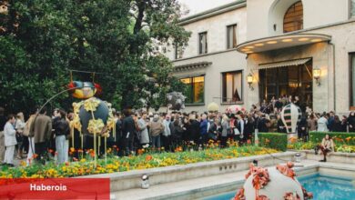 İkonik bir Milanese bahçesinde yüzen heykelleri olan bir parti