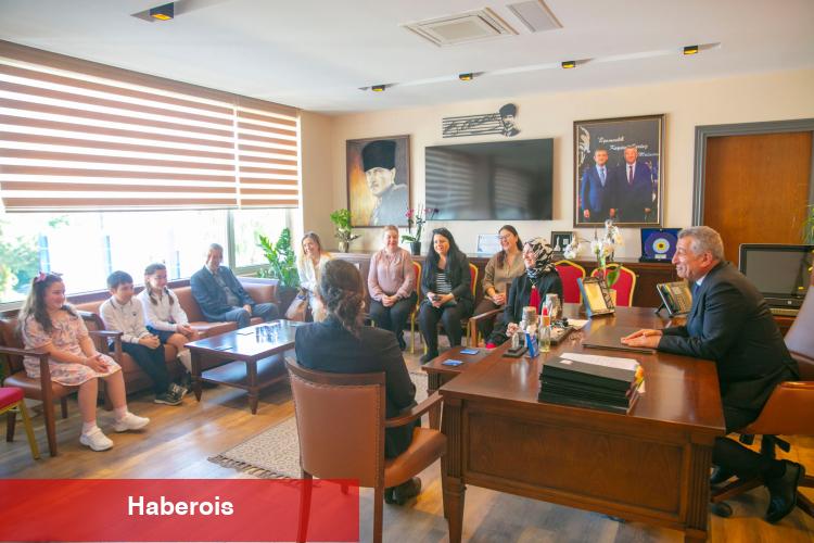 İzmir'de çocuk liderler koltuğa oturdu, isteklerini sıraladılar!