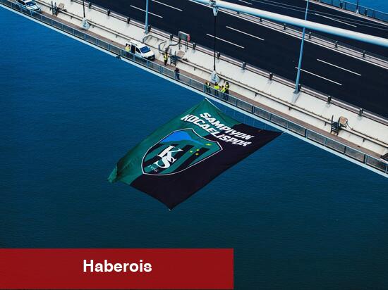 Kocaelispor'un bayrağı köprüye asıldı