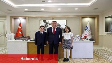 Lider Böcek makamını çocuk lidere devreti