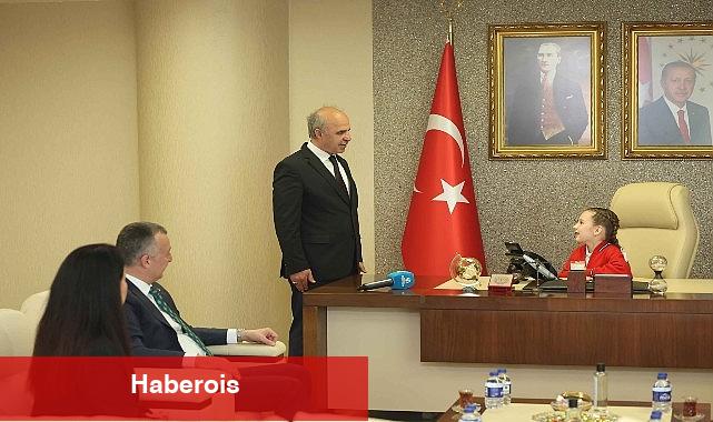 Lider Büyükakın geleneği bozmadı: Çocuk Bayramı'nda Lider Damla oldu - Haberois Lider Büyükakın geleneği bozmadı: Çocuk Bayramı'nda Lider Damla oldu