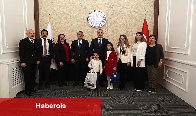 Lider Uzun, Makamını Çocuk Lidere Devretti... - Haberois Lider Uzun, Makamını Çocuk Lidere Devretti...