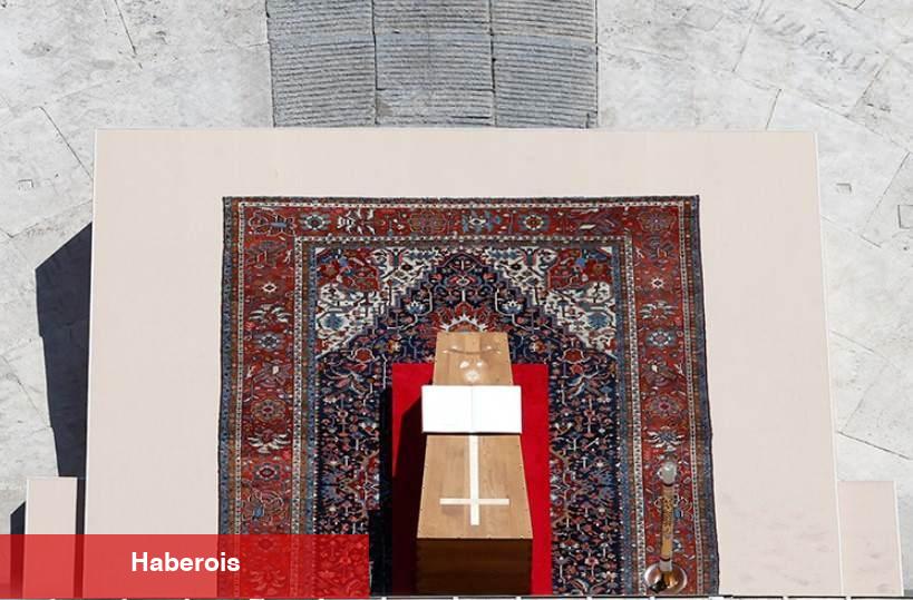 Papa'nın merasim halısı merak uyandırdı! Vatikan’ın 600 yıllık halı geleneği gün yüzüne çıktı
