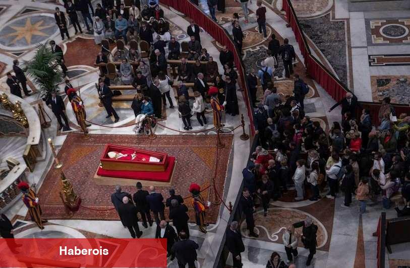 Papa'nın merasim halısı merak uyandırdı! Vatikan’ın 600 yıllık halı geleneği gün yüzüne çıktı