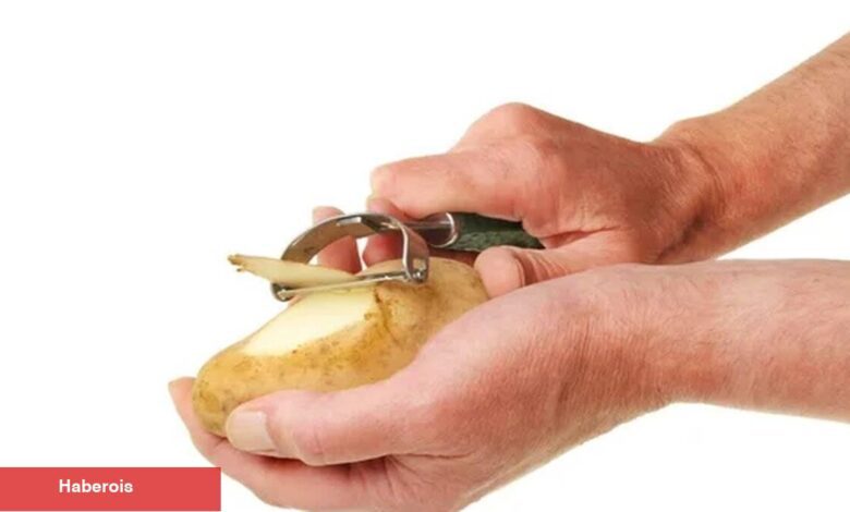 Patates kabuklarını uğraşmadan soymanın en pratik yolu - Haberois Patates kabuklarını uğraşmadan soymanın en pratik yolu